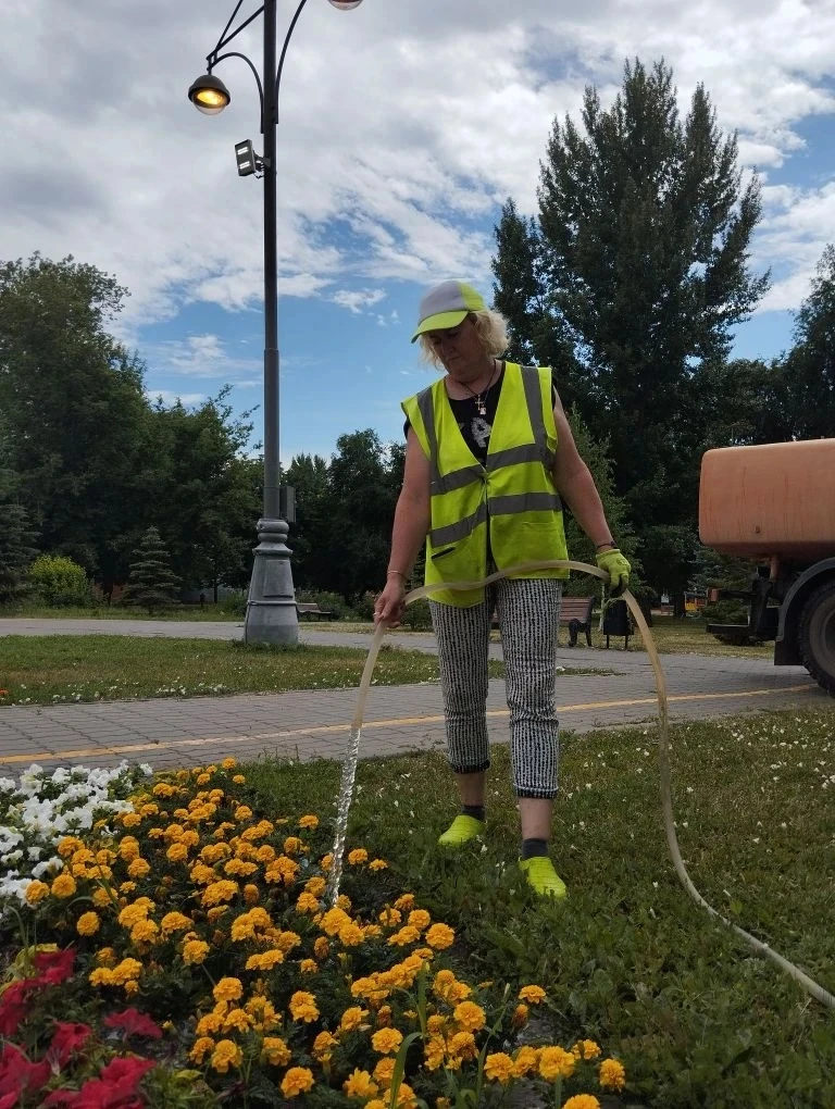 МКУ «Озеленение» продолжает полив клумб🌸 
 
В данный момент полив ведём в городском парке «Покровск