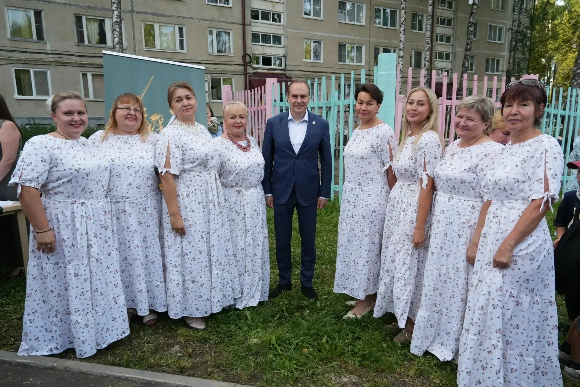 «Пусть наши песни звучат как гимн верности, стойкости и любви всех женщин республики!»