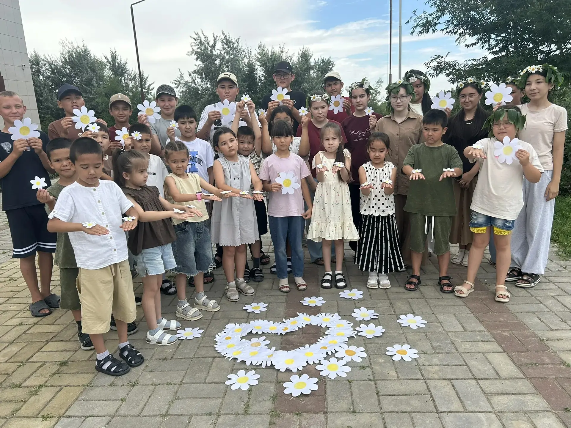 В рамках Всероссийской  акции " Дарю тепло "  в пришкольном лагере " Солнышко" МКОУ СОШ...