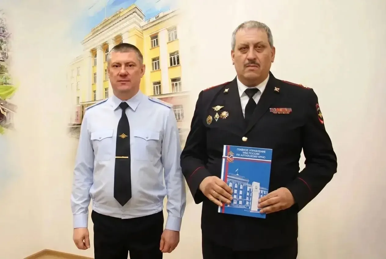 Начальник ГУ МВД России по Алтайскому краю генерал-лейтенант полиции Сергей Камышев поздравил сотруд