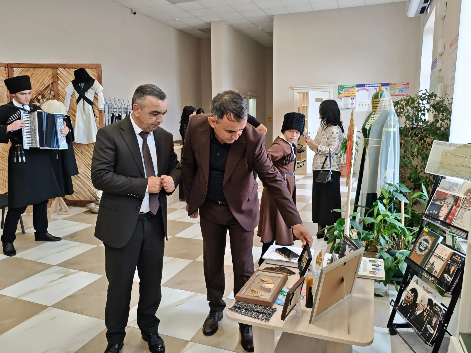 Красота, рождённая веками: в Хатажукае отметили День национального костюма