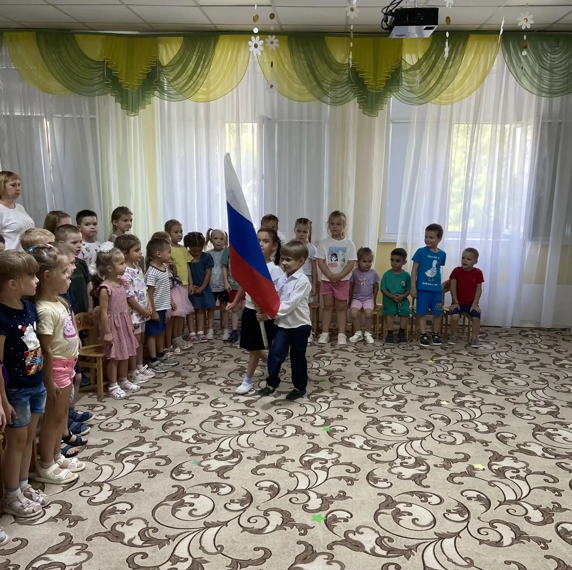 Сегодня в нашем детском саду прошел праздник, посвященный Дню Государственного флага Ро...