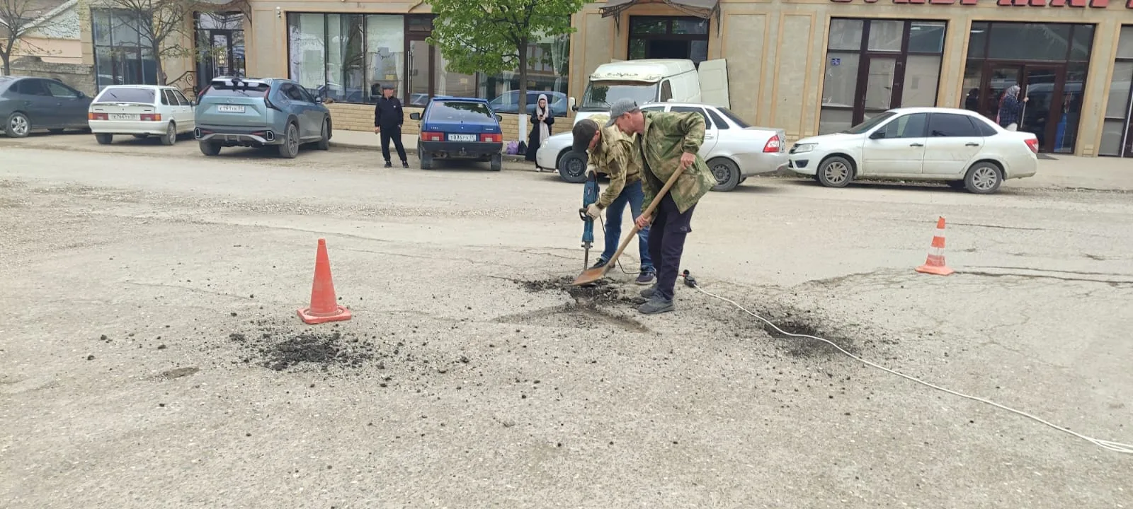 В сельском поселении "село Дылым" силами работников был выполнен ямочный ремонт и асфал...