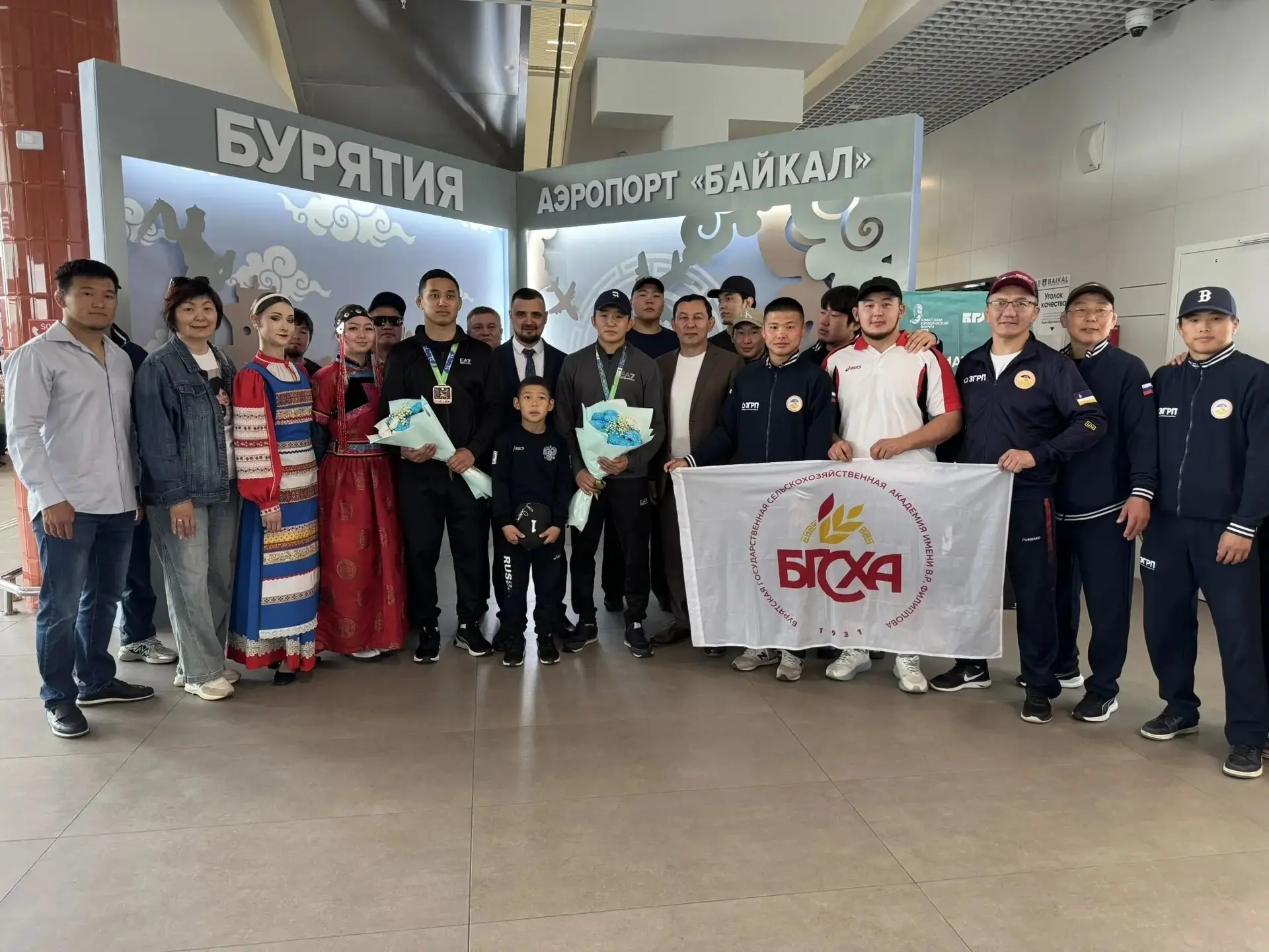 🛬 Сегодня в аэропорту «Байкал» с почестями встретили призёров чемпионата мира по спортивной борьбе 