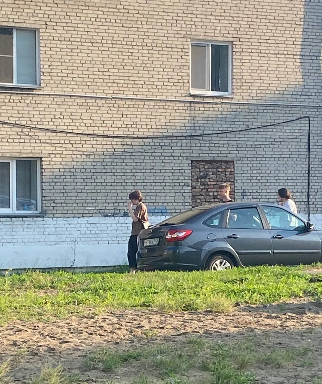 Анон. понравился парень в коричневой футболке. свободен он или нет?