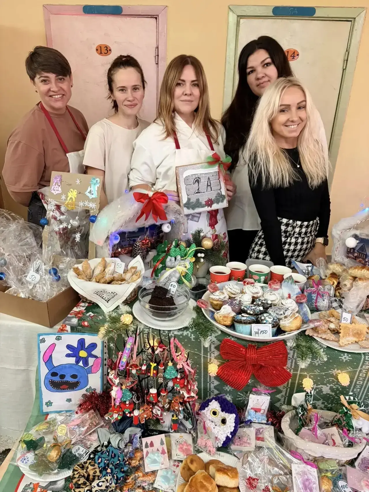 🎄 Новогодняя благотворительная ярмарка в МБОУ «Школа №27» прошла на УРА! 🎉  Наша школа превратилась 
