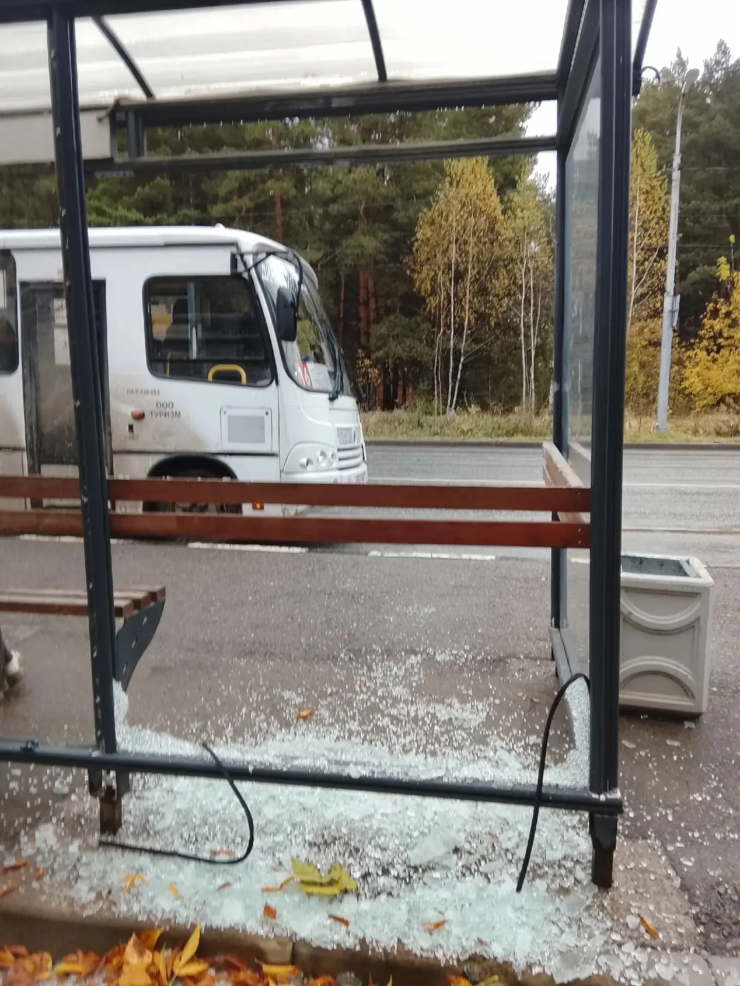 В Каменске-Уральском вандалы разбили остановку «Космос» на улице Рябова.