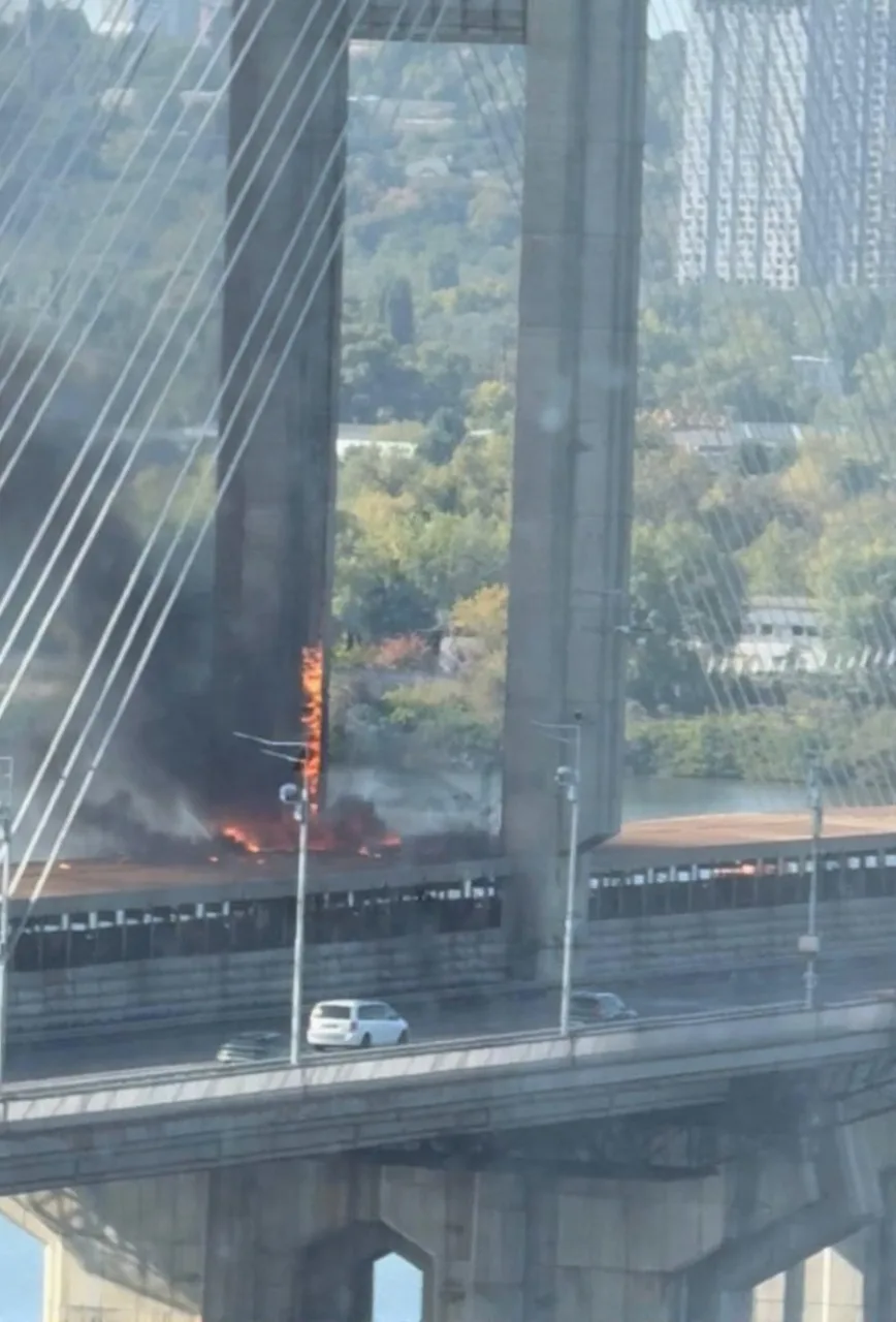 🌁💥БПЛА "Герань" сегодня атаковали Южный мост в Киеве через Днепр.