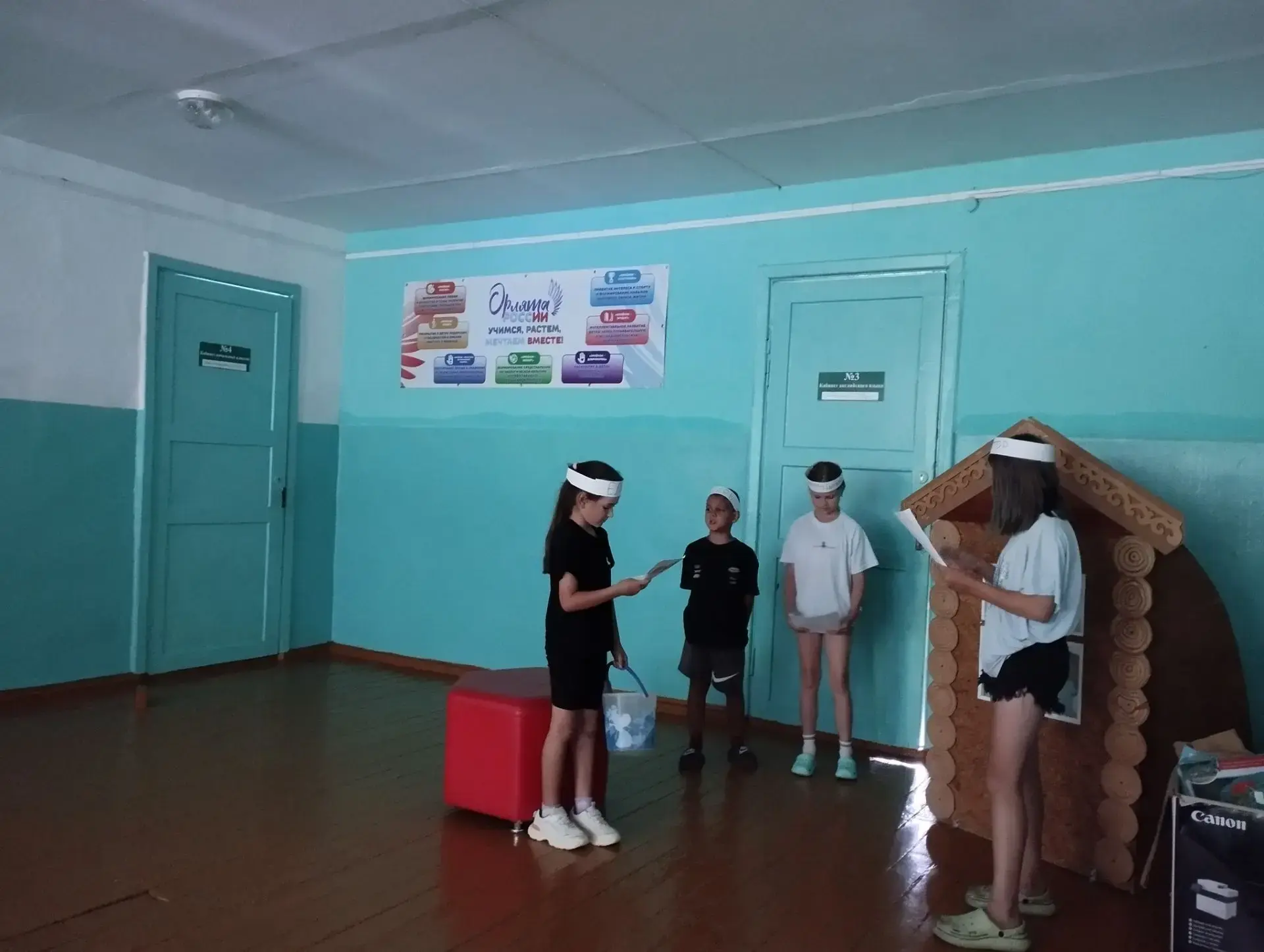 Сегодня день в пришкольном оздоровительном лагере  МБОУ СОШ №3 с. Хороль прошёл по-настоящему сказоч
