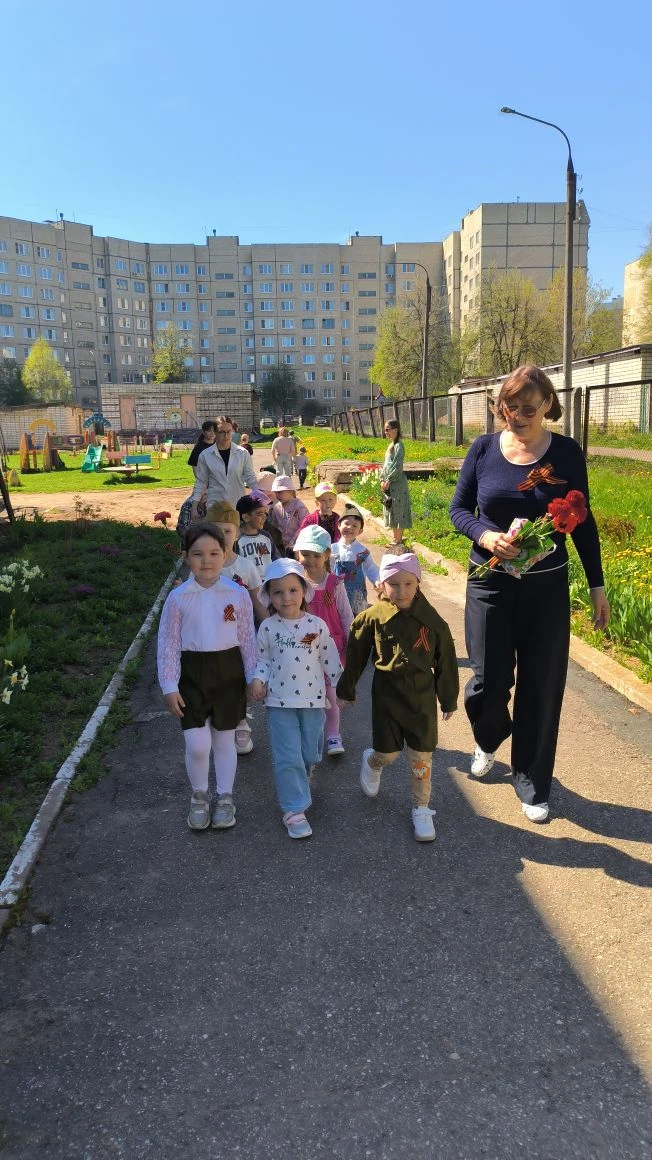 Воспитанники группы "Анютины глазки" почтили подвиг героев у обелиска.