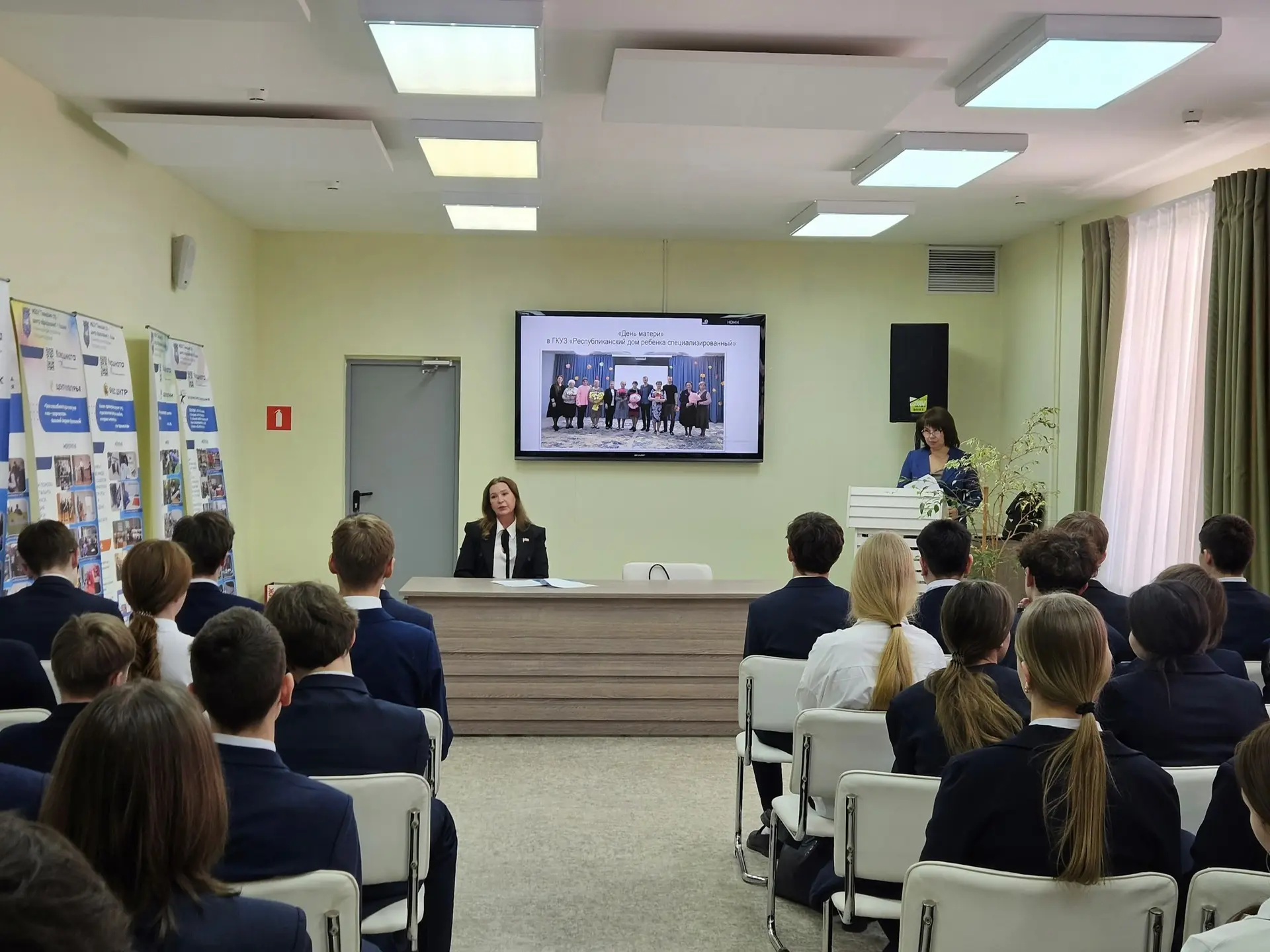 🎓 Ученики 9-ых классов Гимназии 179 приняли участие в парламентском уроке   Занятие провела депутат 