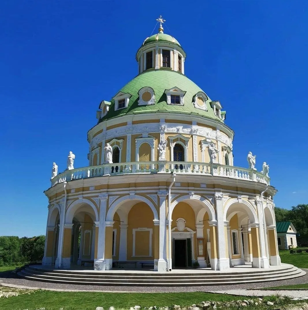 ⛪ Церковь Рождества Богородицы в Подмоклово — итальянская ротонда с каменными апостолами