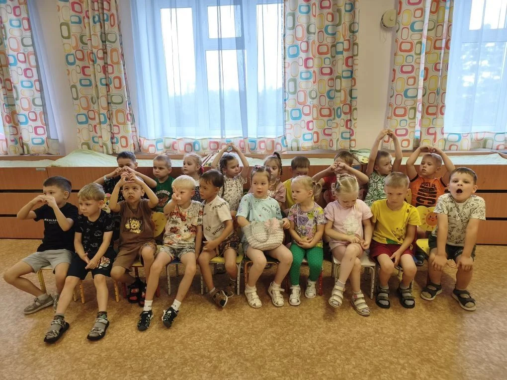 В группе "Капельки" разноцветный день. Ребята окунулись в атмосферу разноцветного лета ...