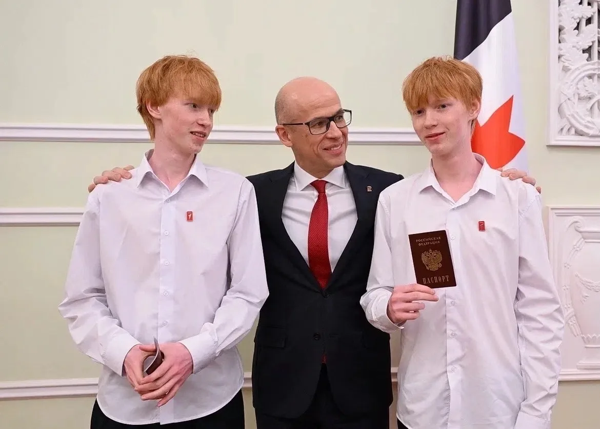 🏆 Получили паспорт и сыграли с Главой Удмуртии!

Яркий день недавно выпал на долю братьев Евгения и
