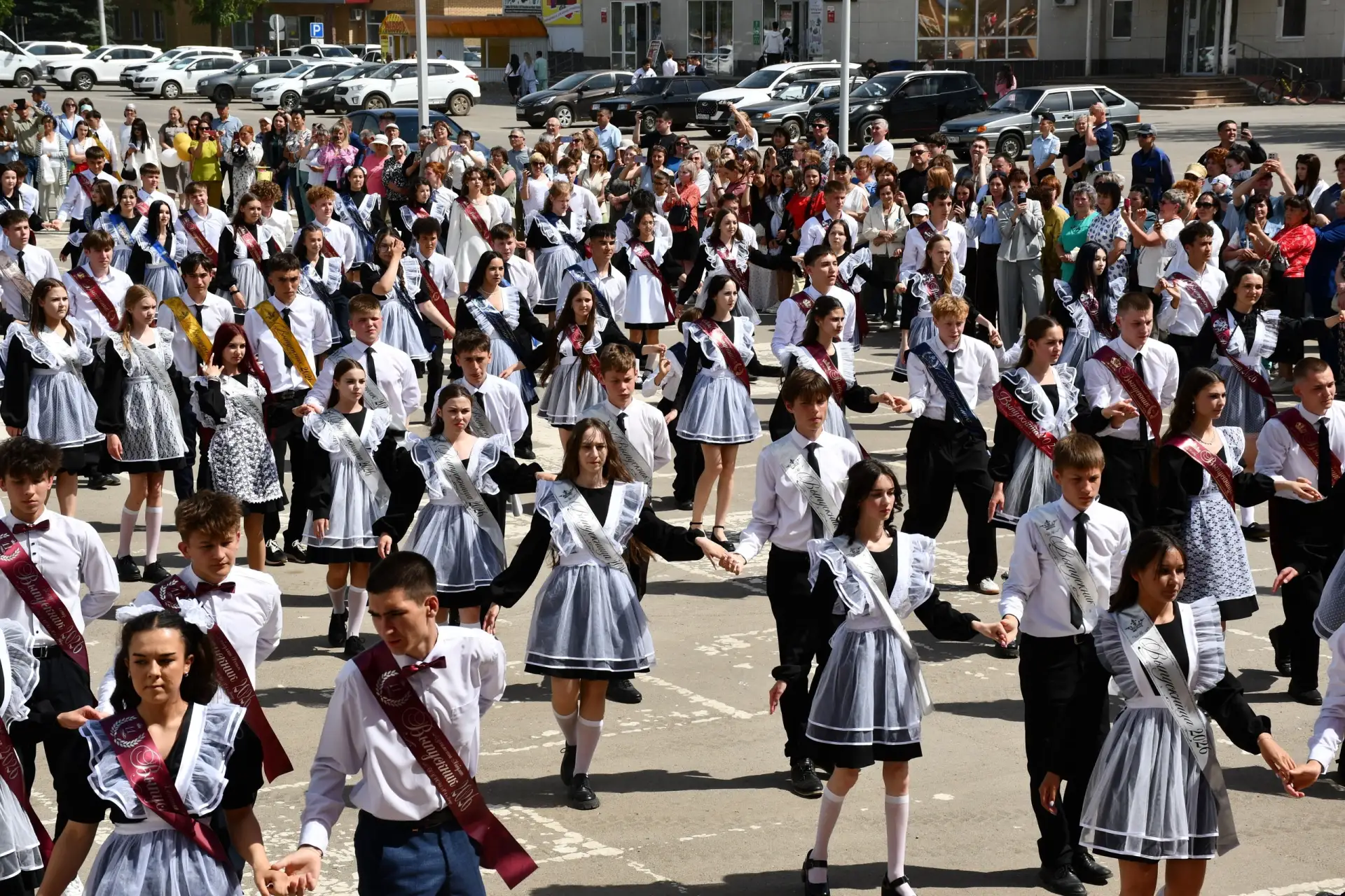 В добрый путь, выпускники!  Белые рубашки, нарядные платья, красные ленты, банты и шарики… Сегодня т