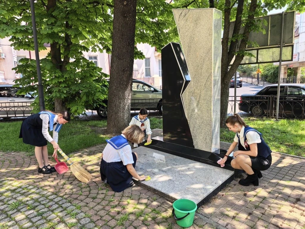 Сегодня наши школьники приняли участие в памятной акции, приуроченной ко Дню Победы 🌺  Накануне, в р