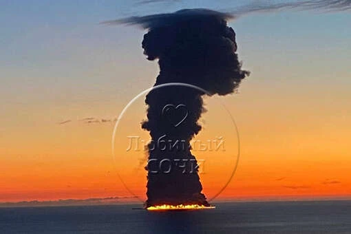 ↗️ Жители Сочи сообщают о мощном пожаре на судне в море
