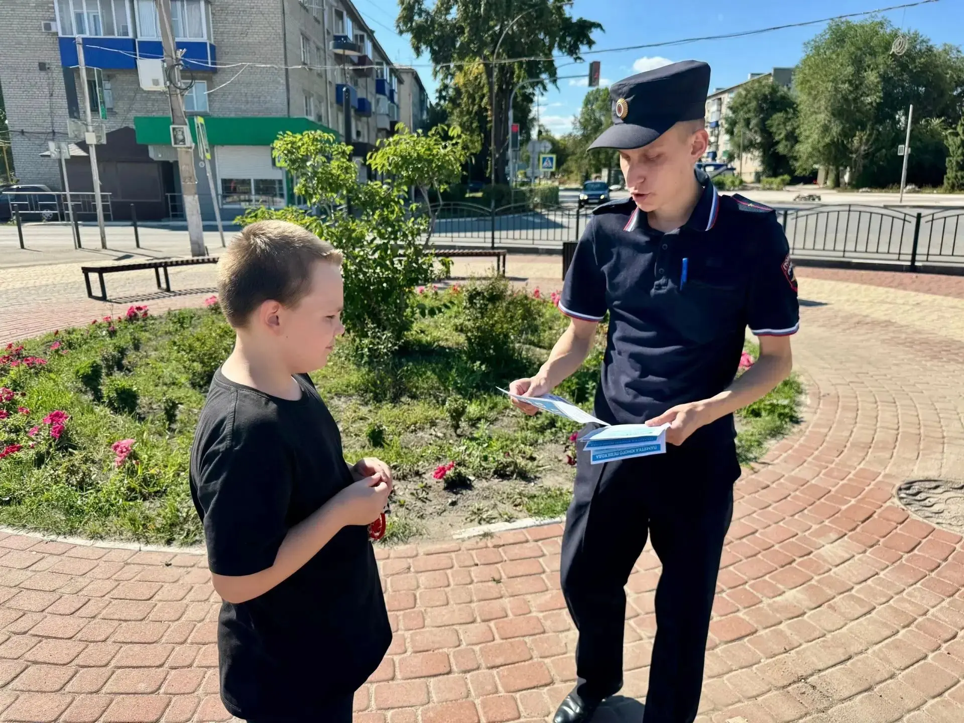 🚔 Сотрудники Госавтоинспекции Сызрани провели профилактическую акцию, посвященную безо...