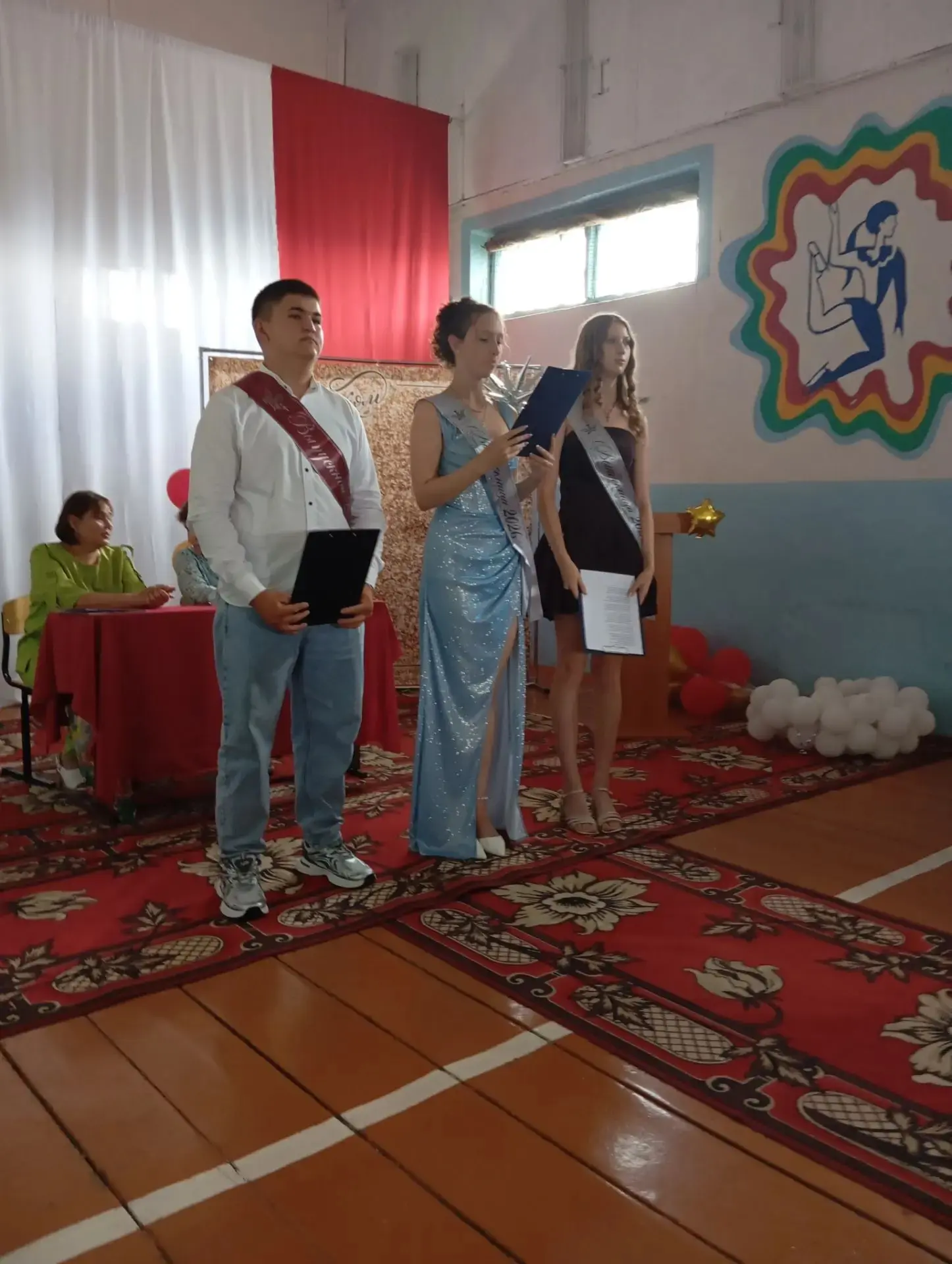 Сегодня в стенах нашей школы царила по-настоящему праздничная и немного трогательная атмосфера — мы 