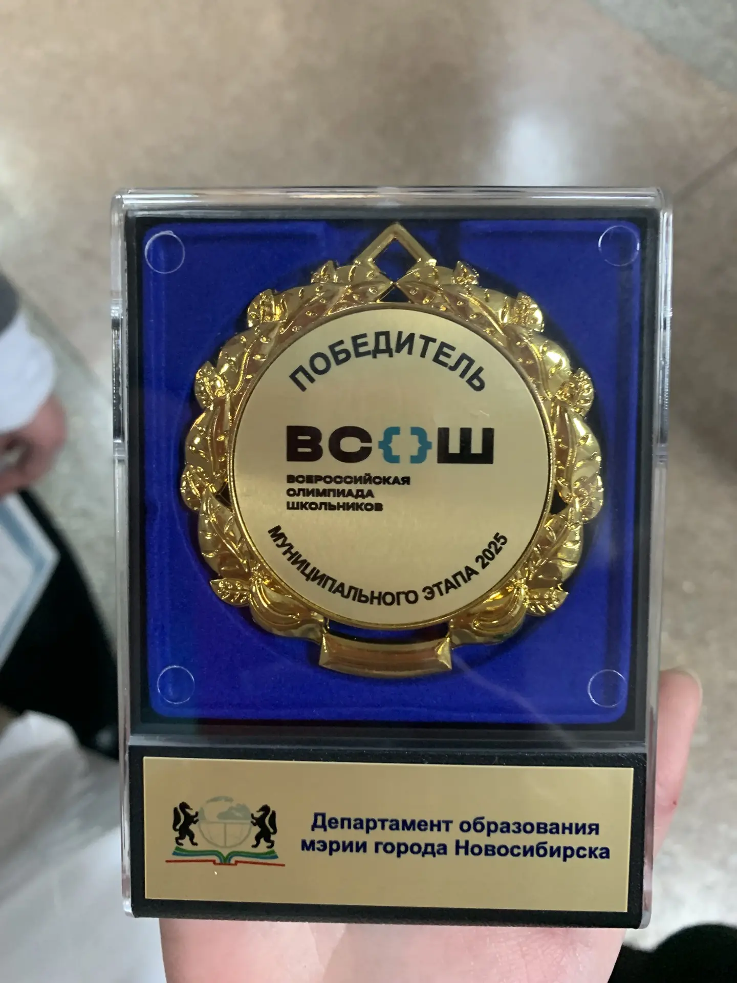 ТРАДИЦИОННЫЙ ПОНЕДЕЛЬНИК   Утро понедельника в нашей школе, как обычно,  начинается с выноса флага и