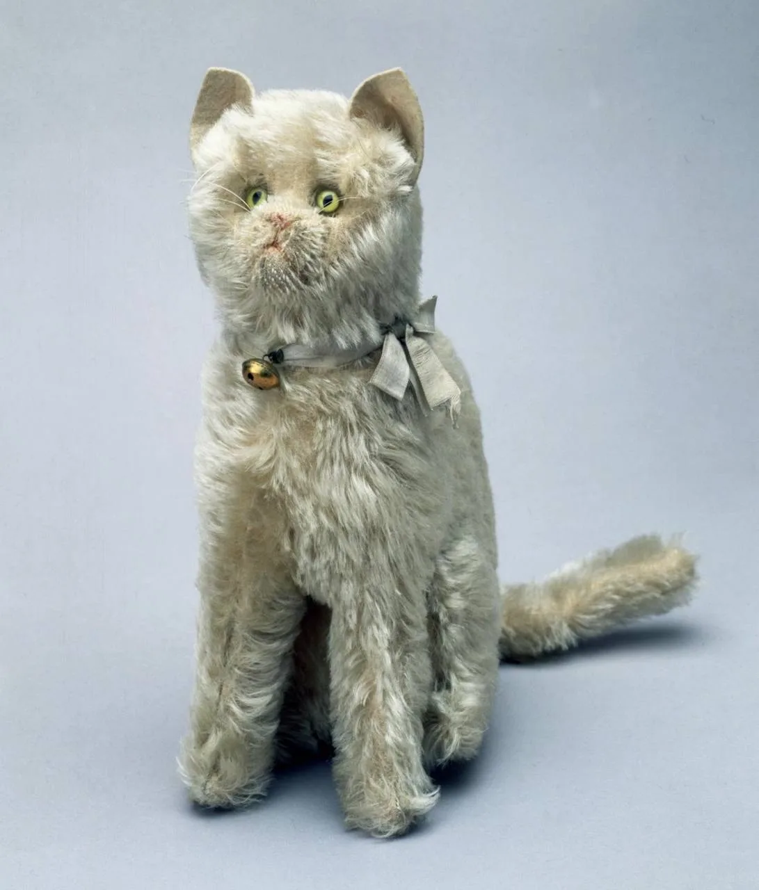 #Коты
📸 Кошка плюшевая. Россия (?). 1900-е гг. Плюш шерстяной, лен, металл, стекло, замша
(с) Госуд