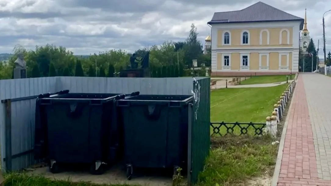 Болхову торжественно передали 100 мусорных контейнеров

Ординарное событие приурочили ко Дню Болховс