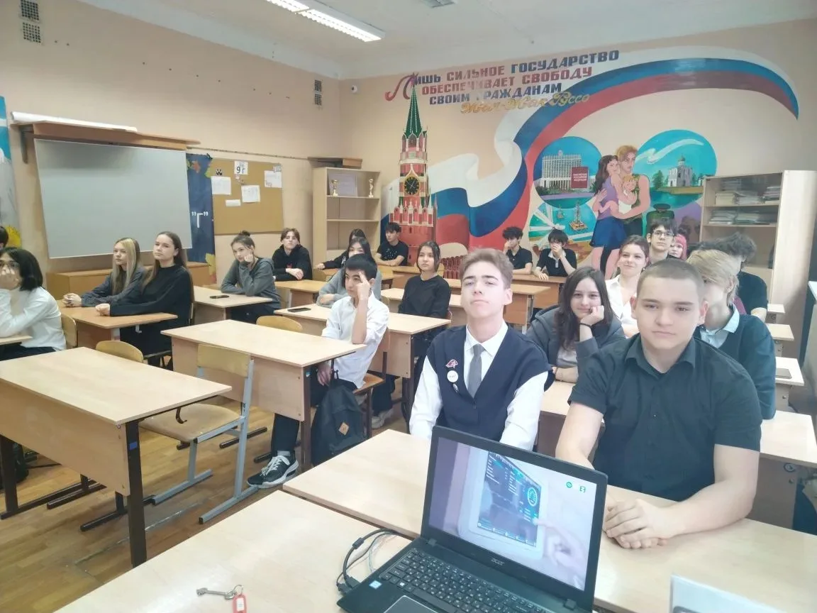Утро понедельника традиционно началось с поднятия флагов. У всех прошли "Разговоры о важном". Тема: 