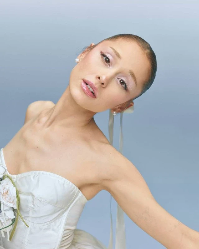 Ариана Гранде представила праздничную коллекцию REM Beauty Holiday 2026