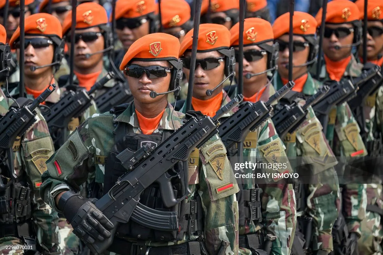 Бойцы Командования сил быстрого реагирования ВВС Индонезии KOPASGAT (Komando Pasukan Ge...