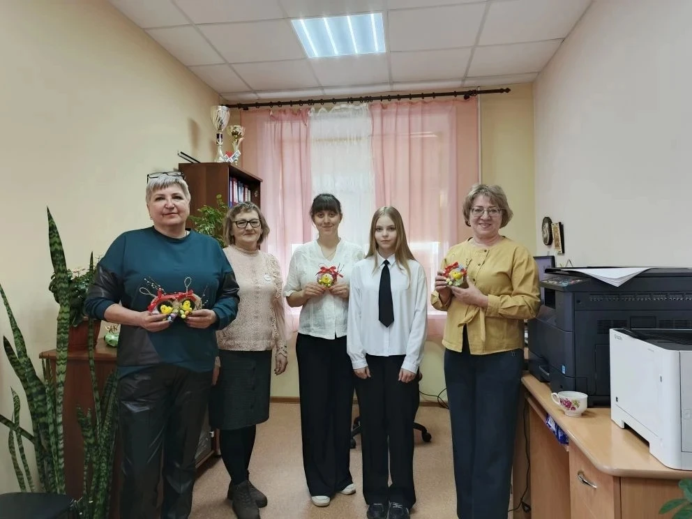 Активисты первичного отделения школы подготовили сувениры и поздравления для работников...