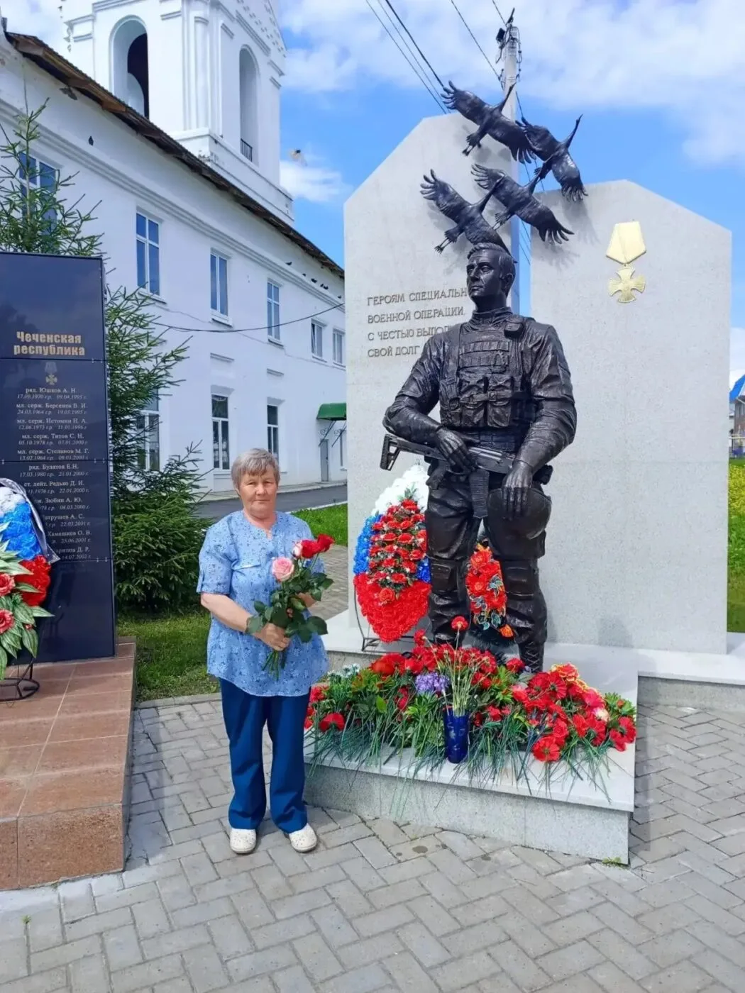 На Аллее Памяти распускается сад роз