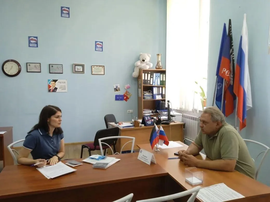20.08.2026  в общественной приемной партии "Единая Россия" в городе Харцызске провел пр...