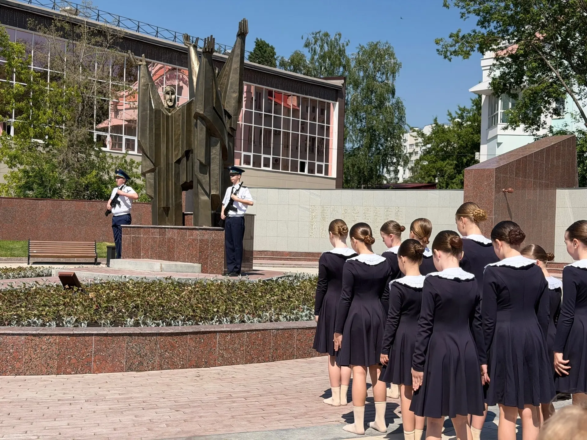 🇷🇺 ДЕНЬ ПАМЯТИ: НАШИ ДЕСЯТИКЛАССНИКИ ВОЗЛОЖИЛИ ЦВЕТЫ  Сегодня, 22 мая 2026 года, учащиеся 10 класса 