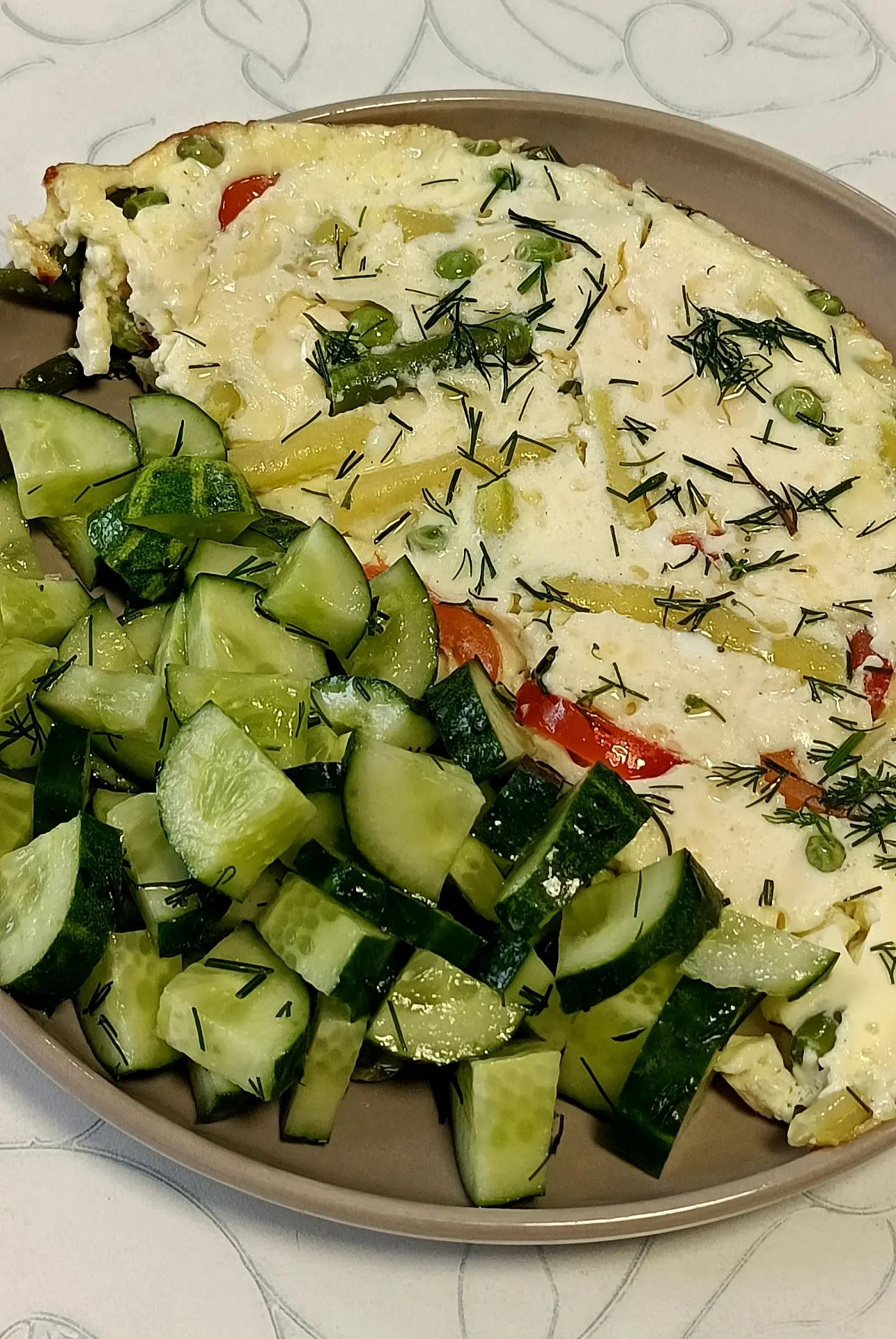 А готовлю себе красочный омлет с овощами.