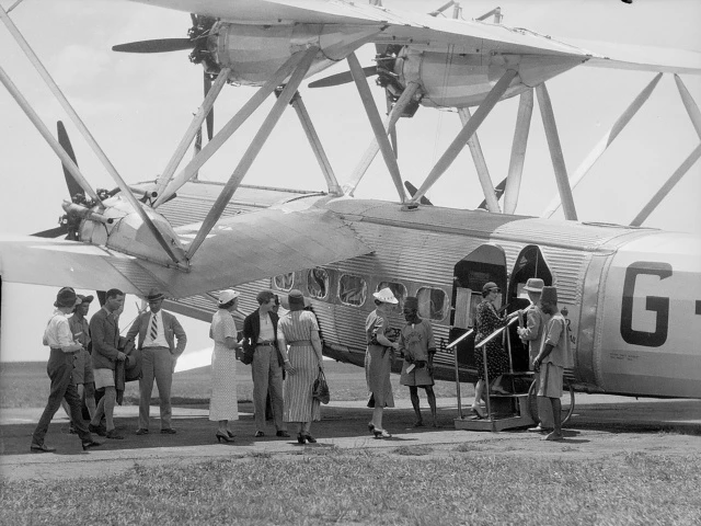 На фото — салон пассажирского рейса 1936 года. На фото 2 - его элитная версия.  Плетёные кресла, што