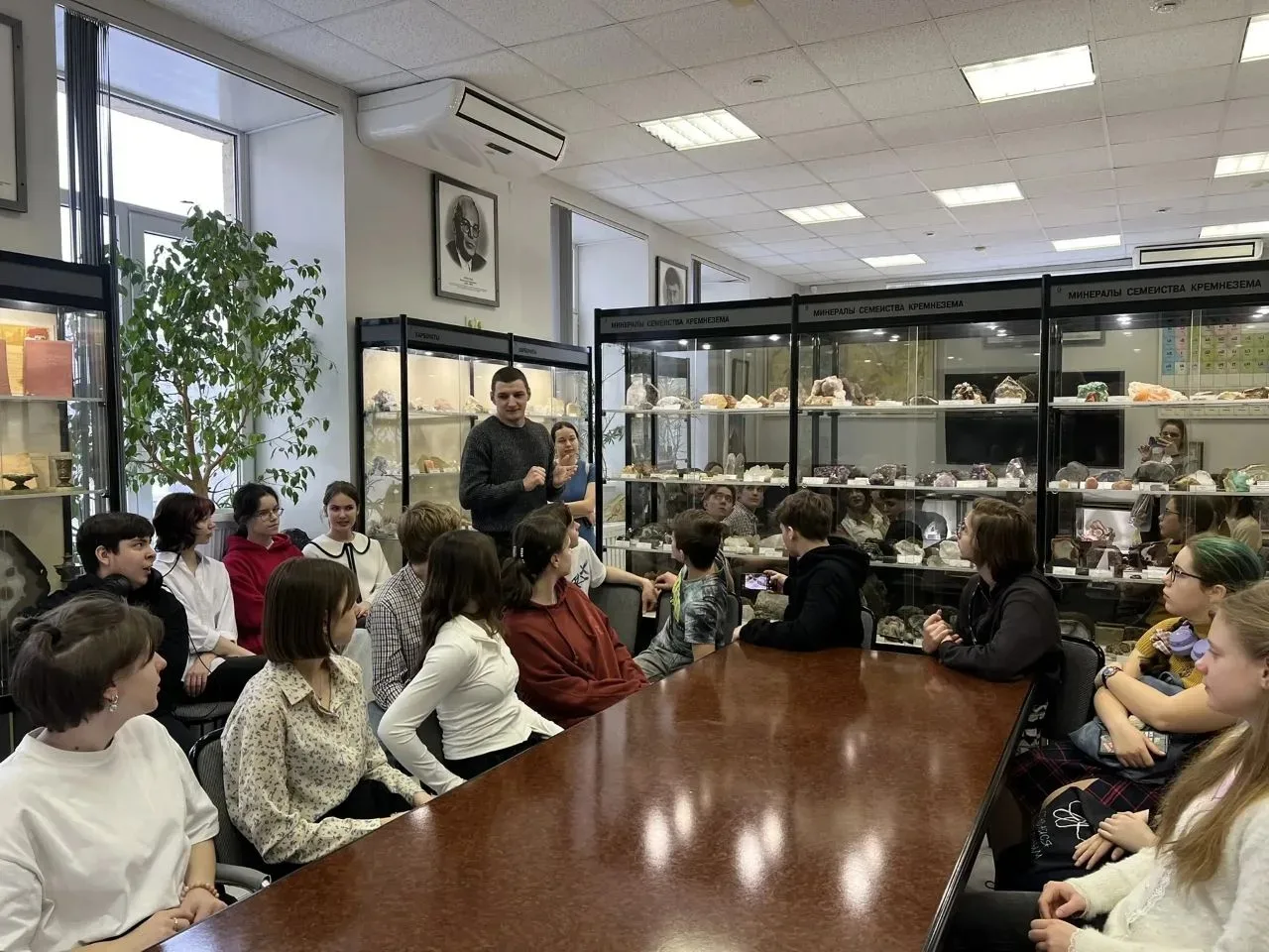 ✨ Наши экскурсии  📍 Ленинский проспект, 34А  ⚡️ 9 «Г» класс побывал в Минералого-петрографическом му