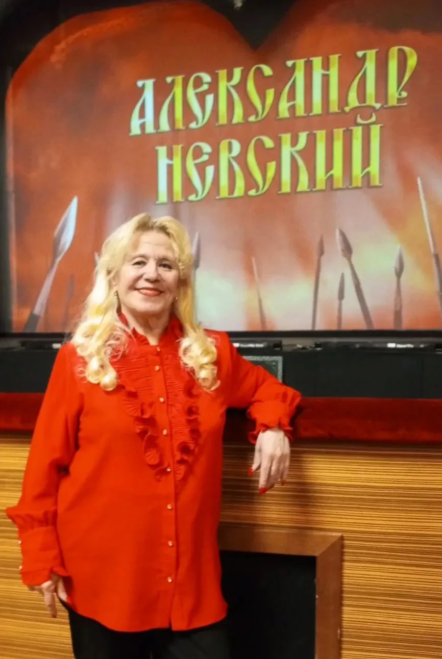 🥳С Днём рождения поздравляем Ирину Георгиевну Пахомову, учителя иностранного языка!