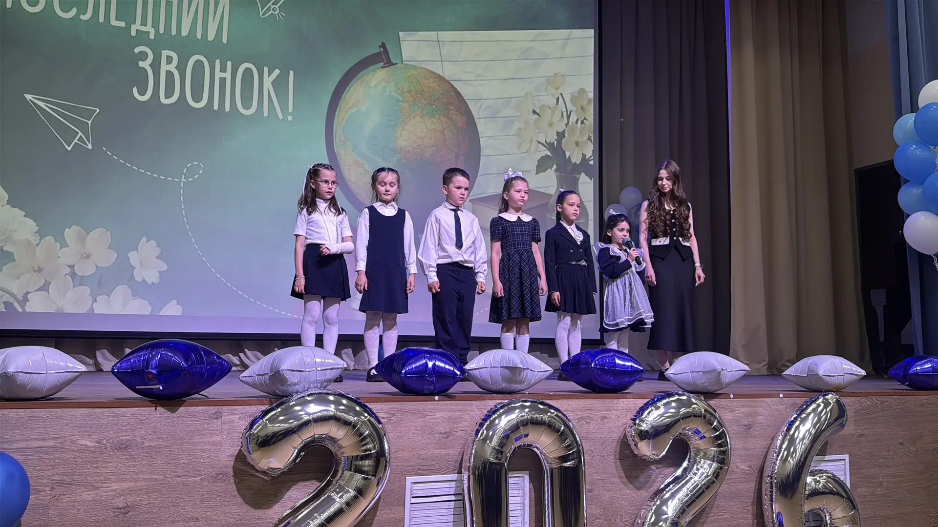 ПОСЛЕДНИЙ ЗВОНОК В ТРЕТЬЕМ КОРПУСЕ: ПРОЩАНИЕ С ДЕТСТВОМ — 11 КЛАСС 🎓✨  Сегодня прозвенел последний з