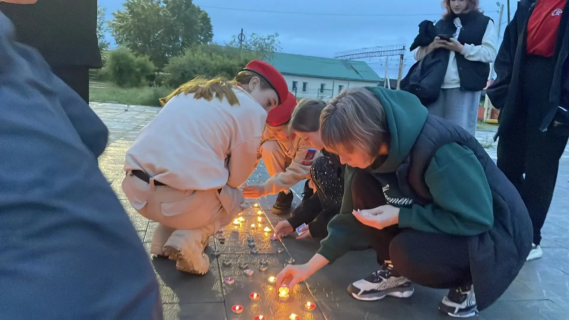 Юнармейцы и школьники зажгли свечи и выложили слово "Помним" ко Дню памяти и скорби🎗️

🕯️ Вечером 