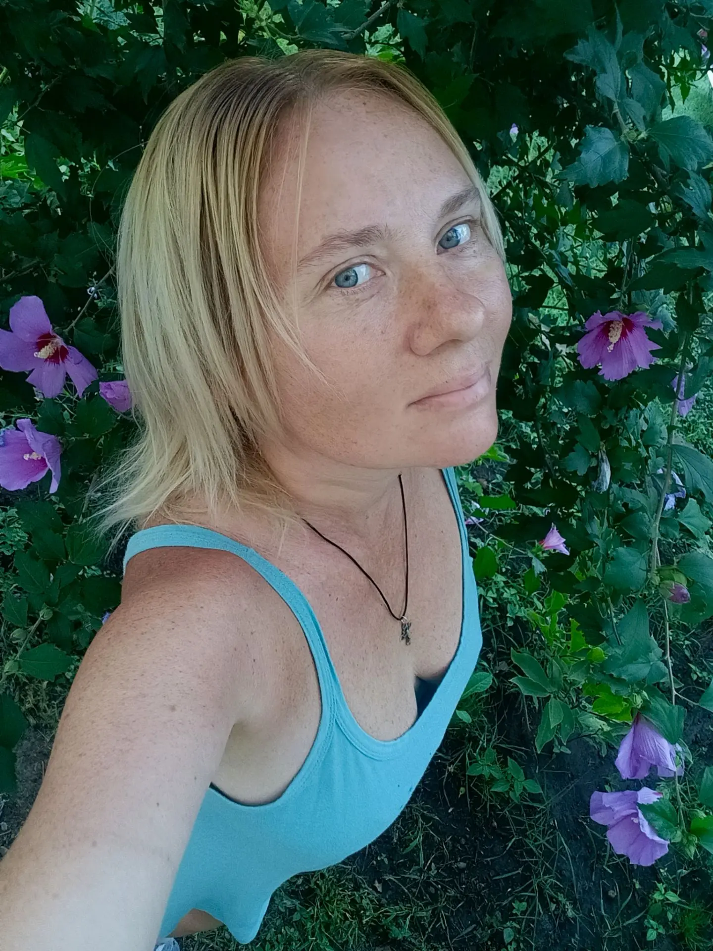 С утра можно встать с кровати и спокойно прогуляться по саду, пока заваривается чай.