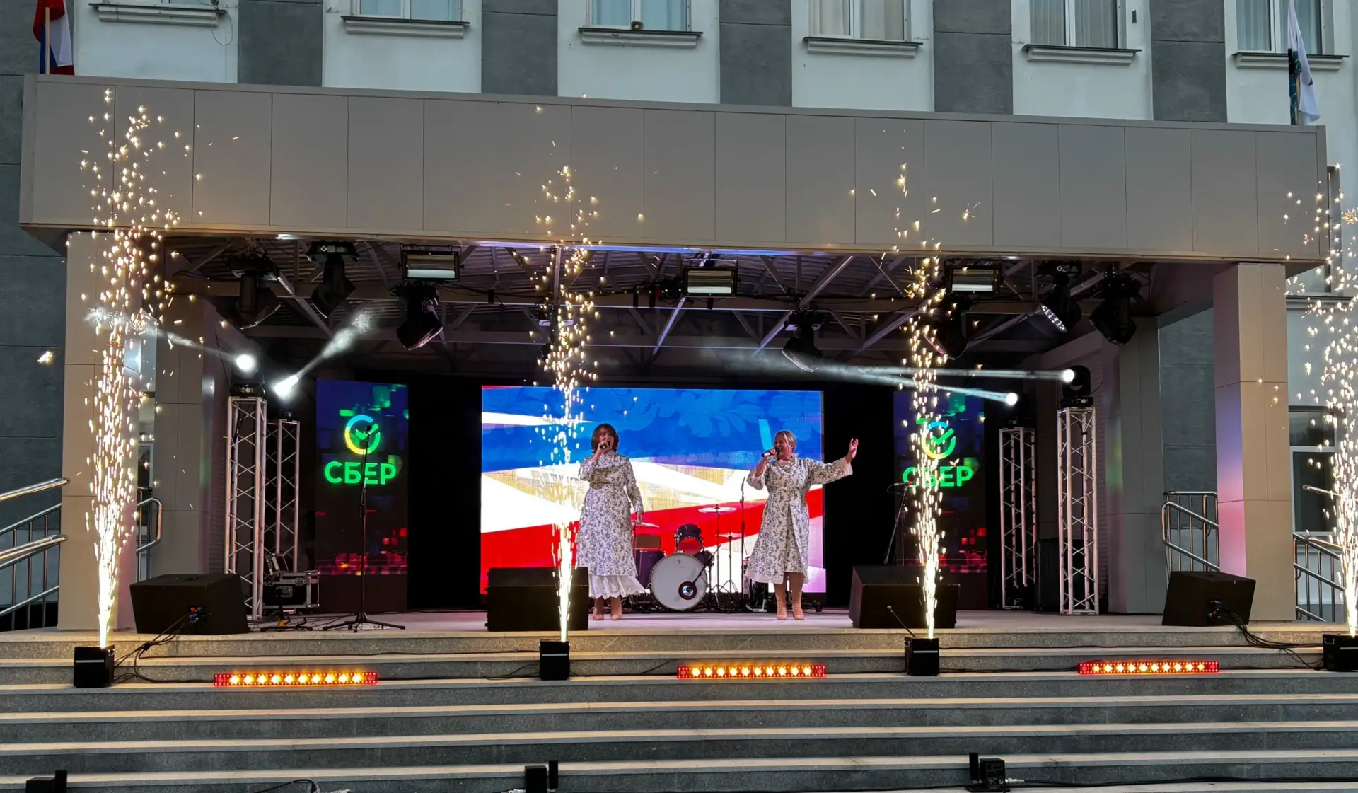 Продолжение прекрасного праздничного вечера идет полным ходом На сцене выступают местны...