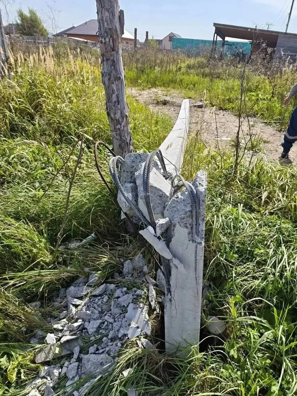 В Тюменском районе грузовик сбил опору ЛЭП, обесточив 6,5 тыс. человек и два соцобъекта...