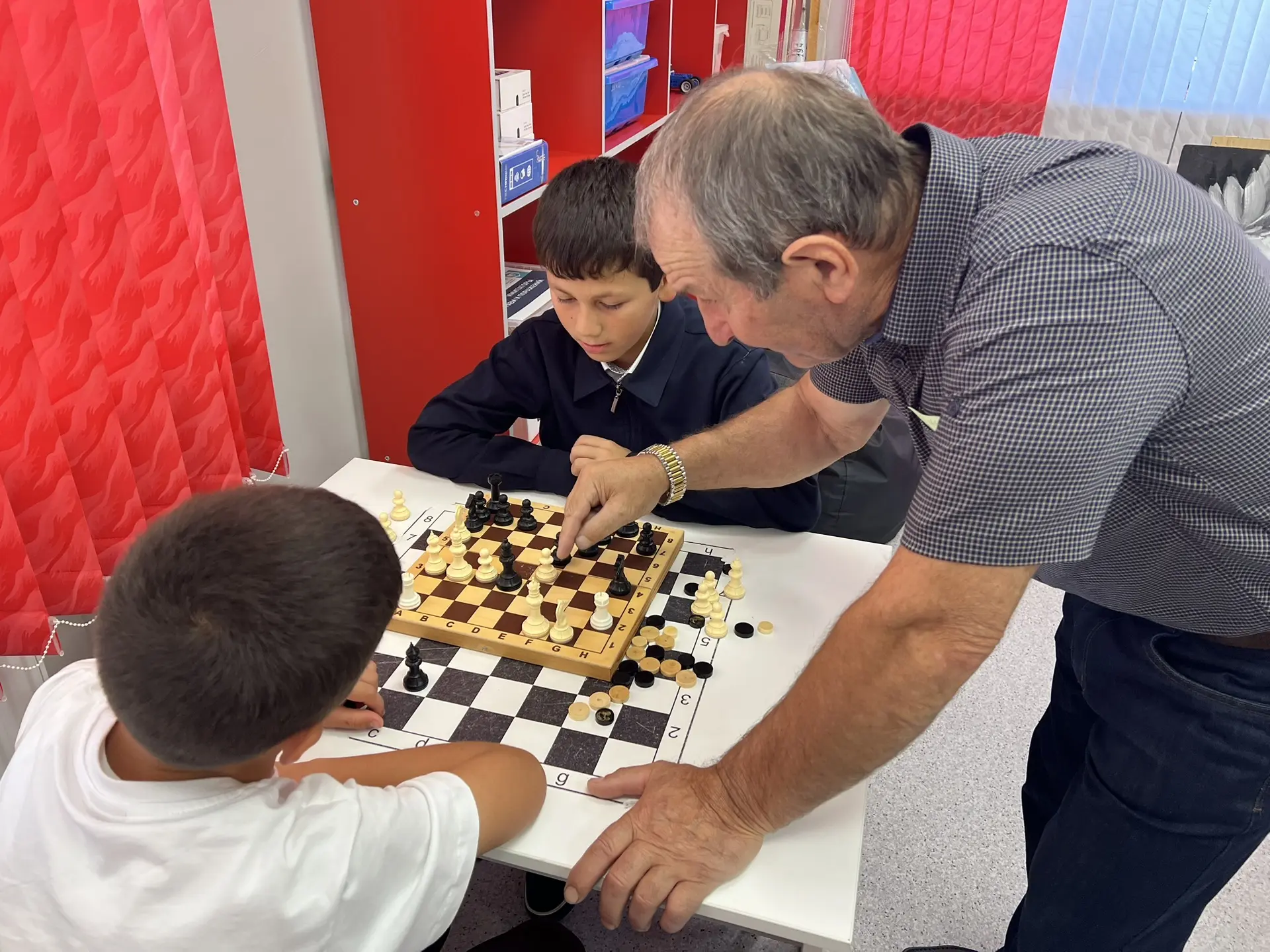 ♟️Новая партия игроков собралась в нашем спортивном шахматном кружке!