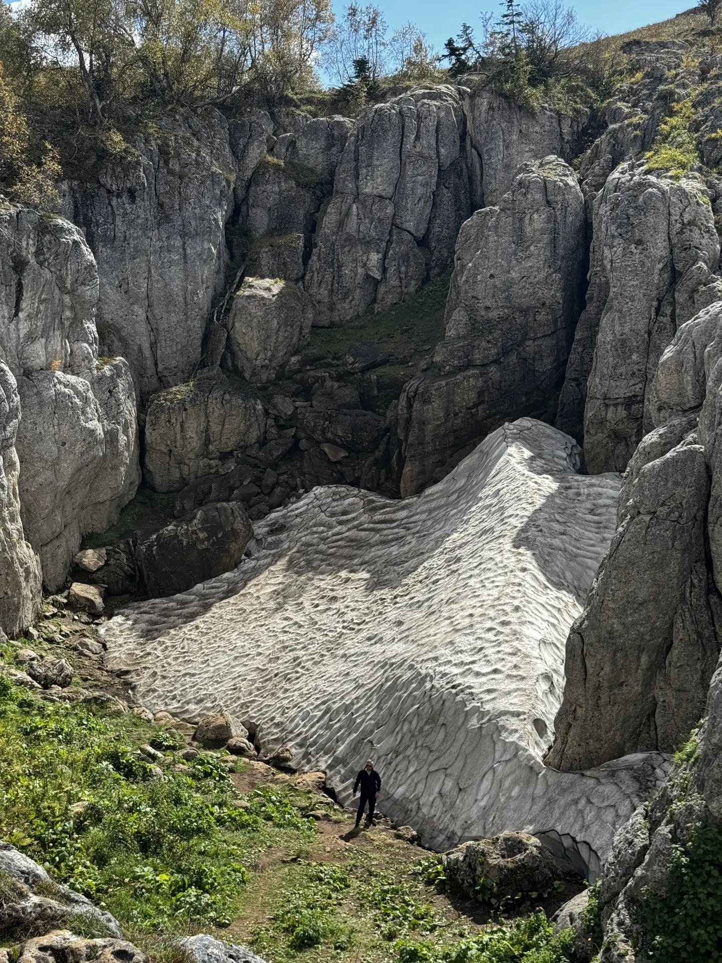 Самая важная итоговая точка нашего маршрута- снег в ущелье⛰️🗻❄️ и мы дошли💪 было не л...