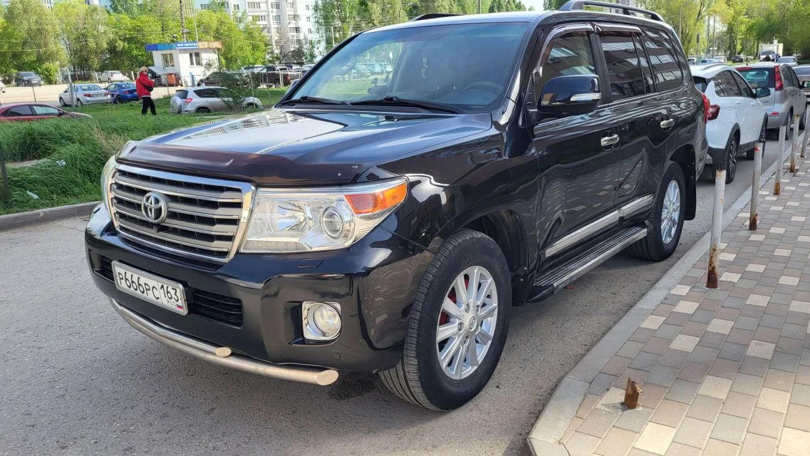Продаю TOYOTA Land Cruiser 200 (рестайлинг), 2012 г., черный. Дизель 4.5 л (235 сил), салон на 7 мес