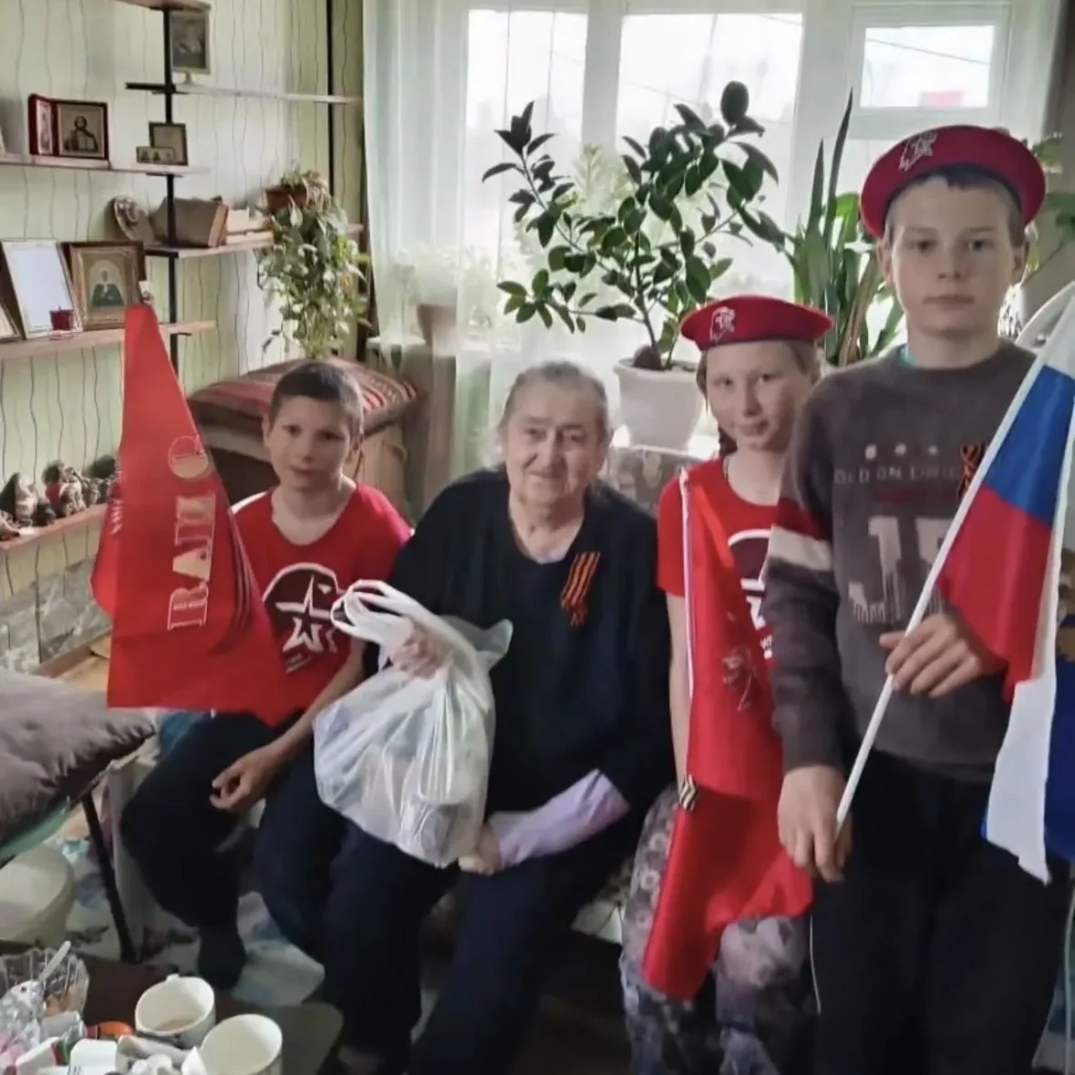 🎗️Участники школьного юнармейского отряда «Патриот» совместно с Горбань Н. Н., заведую...