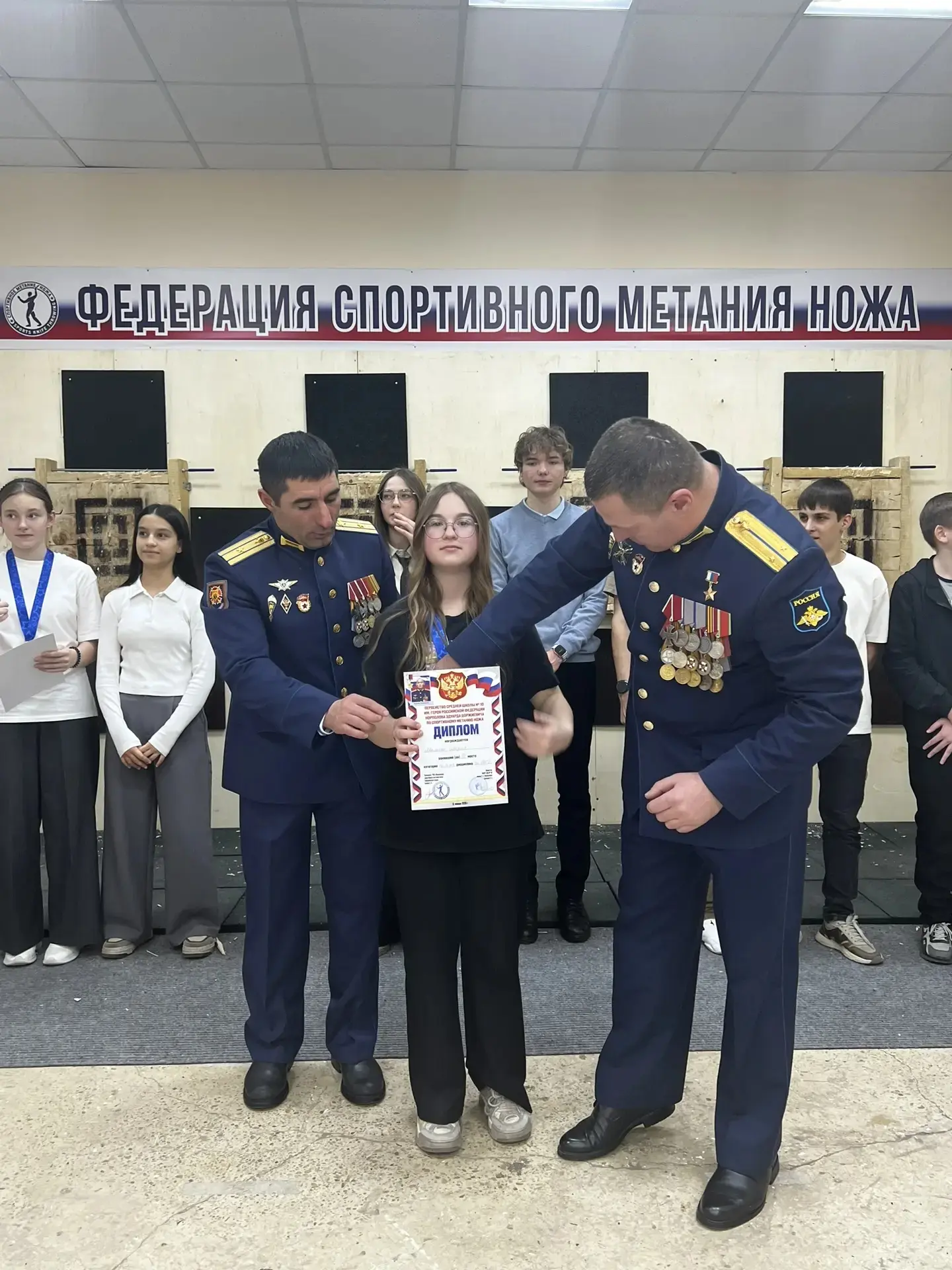 ⚔️Яркие броски и заслуженные награды: в нашей школе прошли соревнования по спортивному метанию ножа!