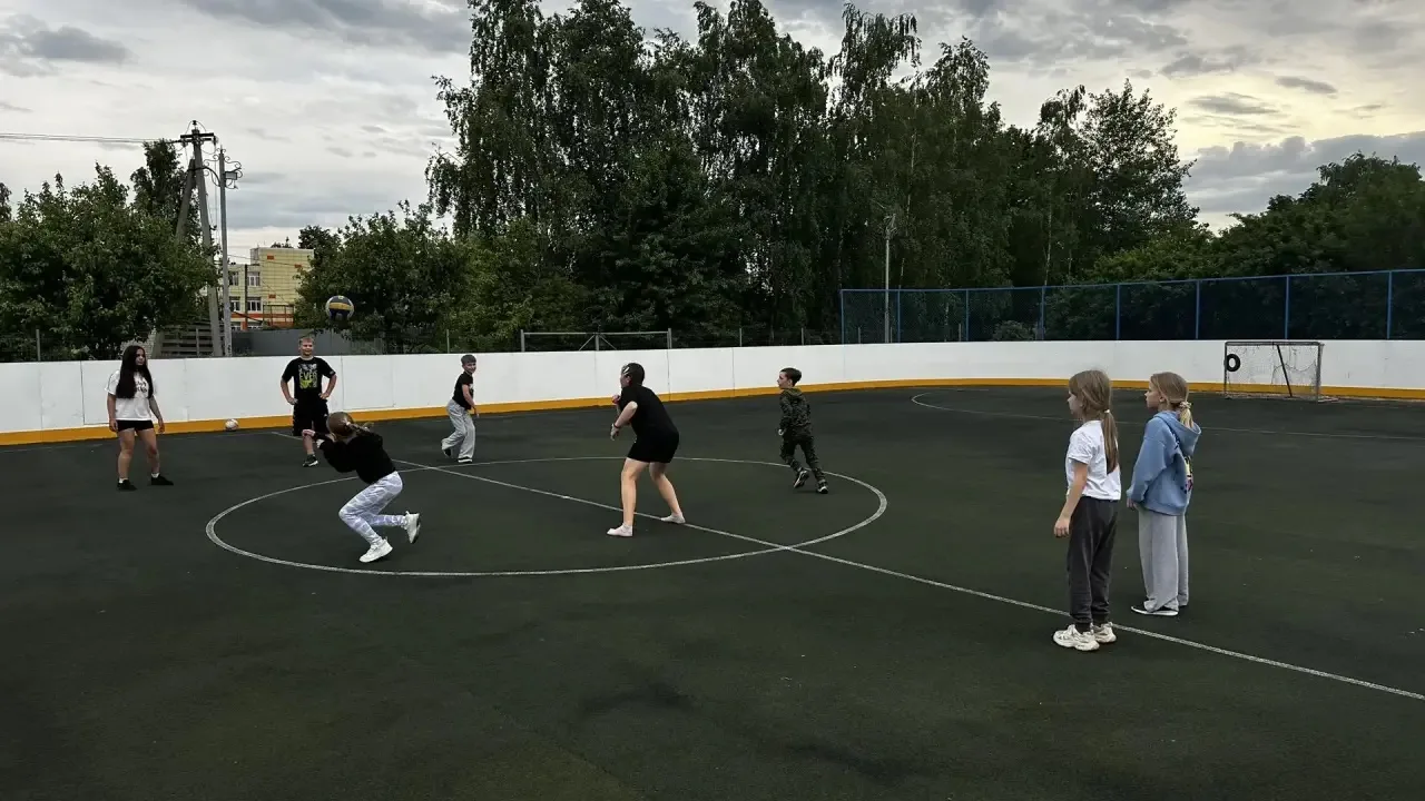 Второй день на площадке: дружба, спорт и отличное настроение! 🤸‍♂️

Сегодня мы не просто играли, а 