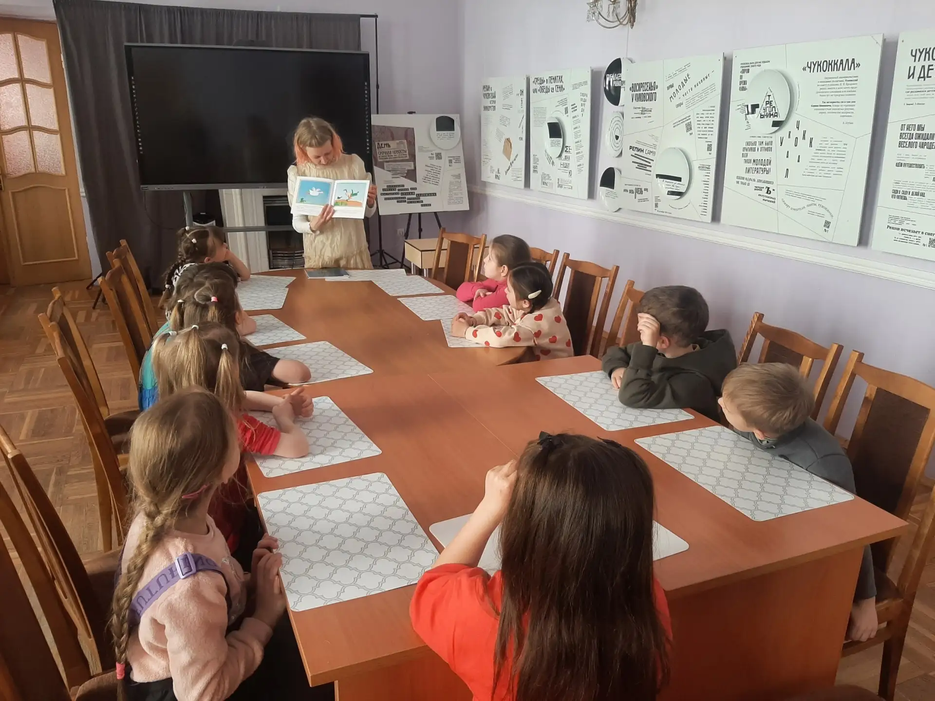 На увлекательном занятии в библиотеке ребята слушали историю о маленьком лягушонке  в с...