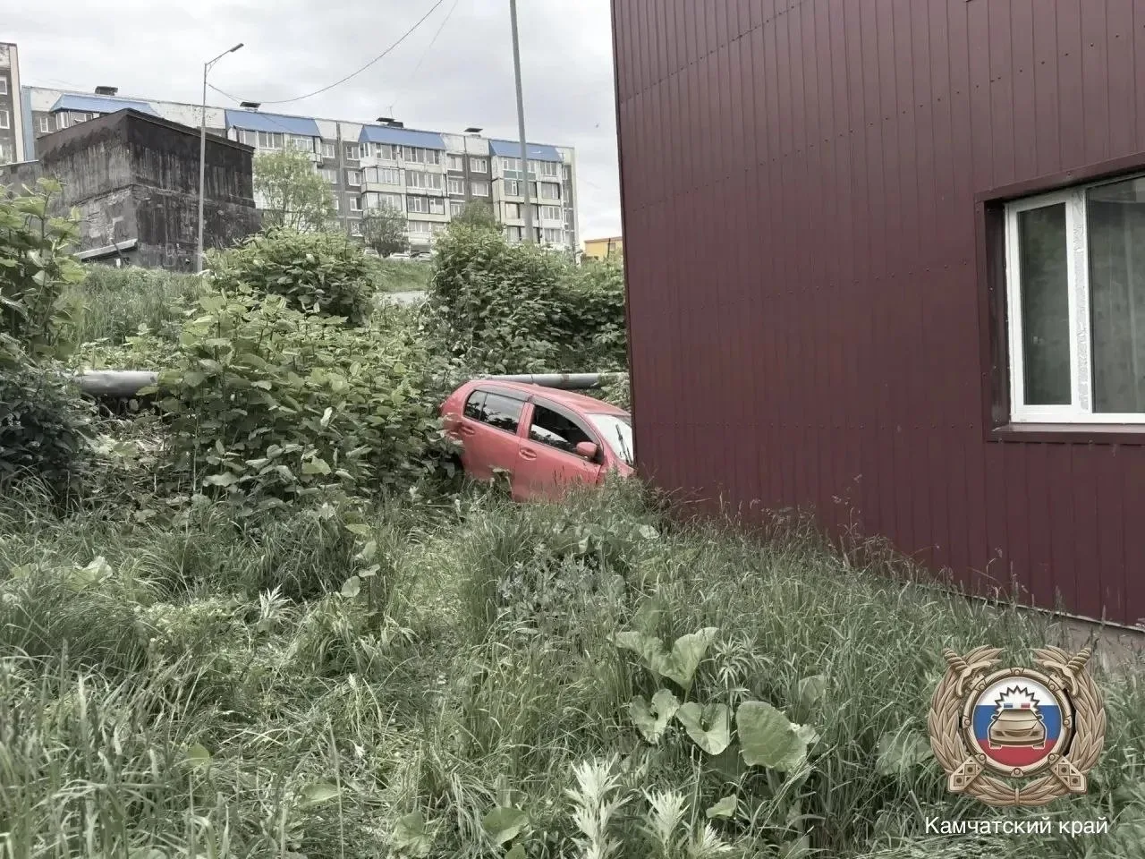 Пьяная женщина за рулем Toyota Passo съехала в кювет на улице Владивостокской.